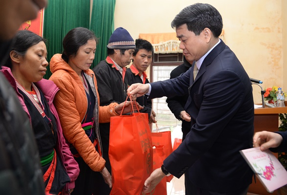 Chủ tịch UBND TP Nguyễn Đức Chung thăm gia đình chính sách huyện Ba Vì