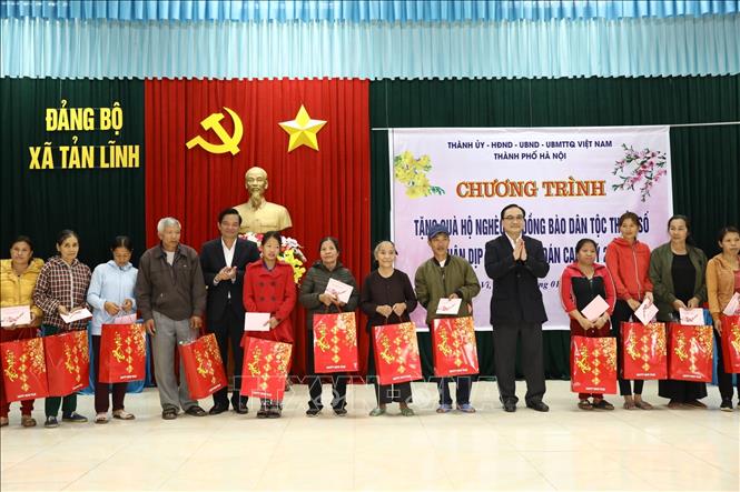 Bí thư Thành ủy Hà Nội chúc Tết hộ nghèo dân tộc thiểu số tại huyện Ba ...